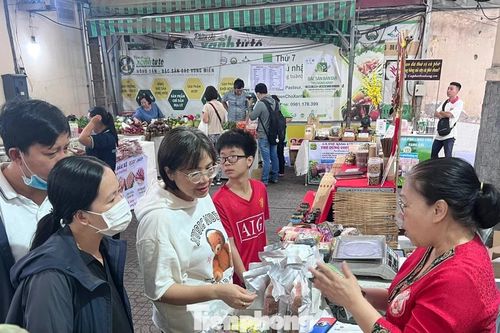 Lượng khách mua đặc sản địa phương ăn Tết giảm tới 60%