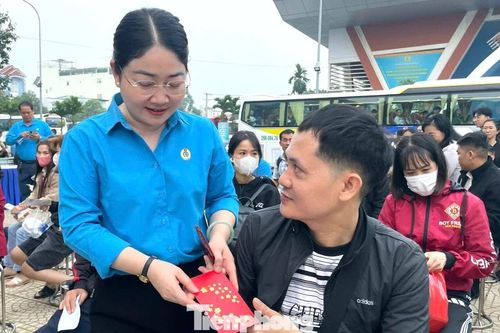 Công nhân 'thủ phủ công nghiệp' rưng rưng về quê ăn Tết