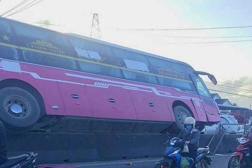 Sau va chạm, xe khách lao lên dải phân cách