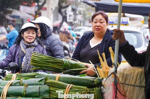 Nhộn nhịp phiên chợ lá dong giữa trung tâm Hà Nội