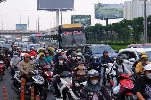 Các cửa ngõ ra vào TPHCM kẹt cứng, CSGT khuyến cáo lộ trình thay thế