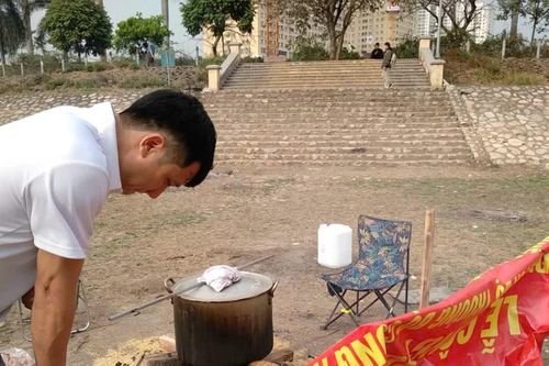 Hà Nội: Người dân nhóm lửa nấu bánh chưng giữa lòng hồ