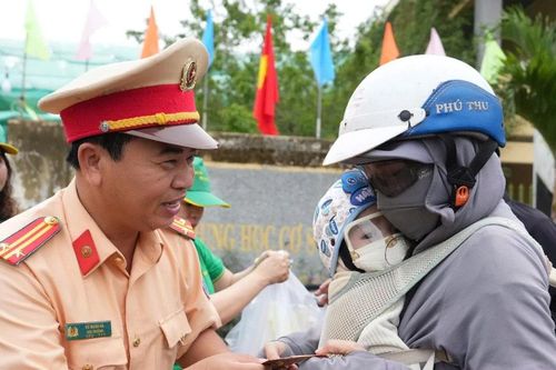 CSGT Lâm Đồng tặng lì xì, quà cho bà con trên đường về quê ăn Tết