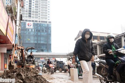 Cận cảnh đường Nguyễn Tuân lầy lội như ruộng cày trước Tết Bính Ngọ
