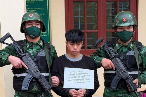 Ôm hàng trăm kg pháo lậu bơi qua sông về Việt Nam