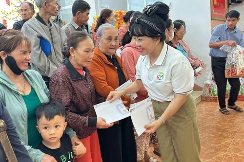Trao 160 suất quà Tết cho người dân xã vùng lũ Đắk Lắk