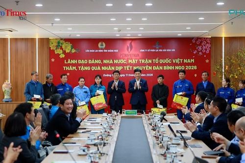 Phó Chủ tịch Quốc hội Vũ Hồng Thanh chúc Tết và tặng quà người lao động BSR
