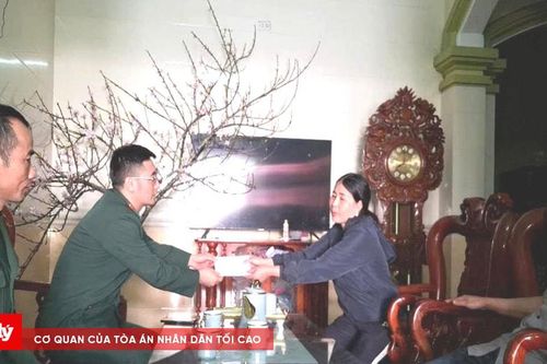 Chìm tàu khi vào bờ, 3 ngư dân được cứu kịp thời