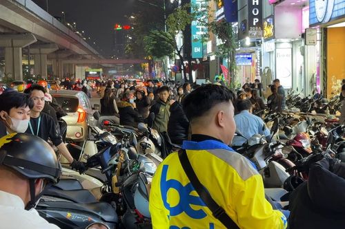 'Phố thời trang' Hà Nội đông nghịt người, xe máy đỗ tràn 3 hàng dưới lòng đường