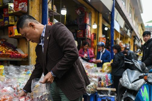 Phố cổ Hà Nội 'nghẹt thở' trước Tết, người mua phải nhích từng bước khuân hàng