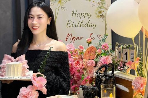 Hoa khôi bóng chuyền Kiều Trinh đón sinh nhật bên người thương