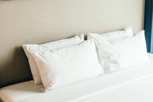 Vì sao trên giường khách sạn thường đặt 4 chiếc gối?