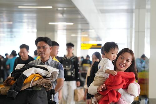 Hơn 550 người lao động được hỗ trợ vé máy bay về quê đón Tết