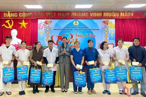 Quảng Ninh trao quà Tết cho người lao động có hoàn cảnh khó khăn