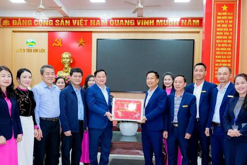 Bí thư Tỉnh ủy Nguyễn Khắc Thận thăm, tặng quà Tết Ban Quản lý Khu Di tích Kim Liên và Khu Di tích lịch sử Quốc gia Truông Bồn