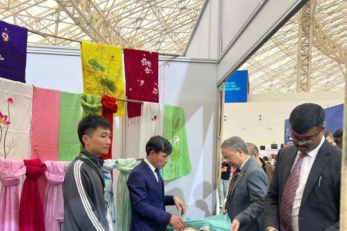 Hội chợ Mùa Xuân: 'Điểm nhấn' tơ lụa Ấn Độ mở rộng cơ hội hợp tác song phương