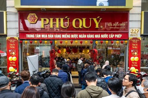 Người dân xếp hàng đông nghịt để mua vàng ngày cận Tết Bính Ngọ