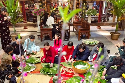 Cùng gói bánh chưng đón Tết cổ truyền tại phố cổ Hà Nội