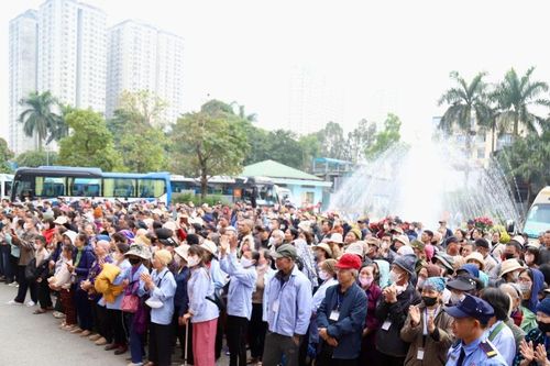 Những chuyến xe yêu thương miễn phí đưa 500 người bệnh ung thư về quê ăn Tết