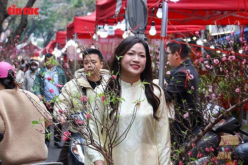 Giữ hồn đô thị qua phiên chợ hoa cuối năm