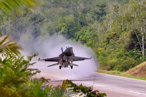 Indonesia chủ trương tận dụng cao tốc làm sân bay dã chiến