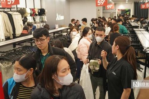 Biển người đổ về các 'phố thời trang' tại Hà Nội những ngày cận Tết