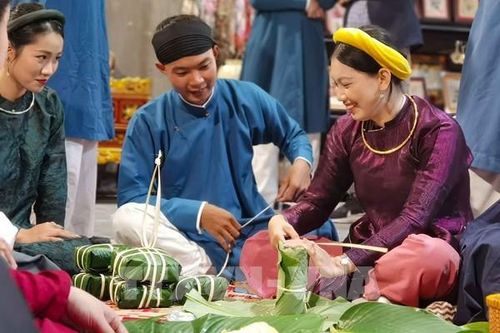 Phố cổ Hà Nội tái hiện không gian gói bánh chưng ngày Tết