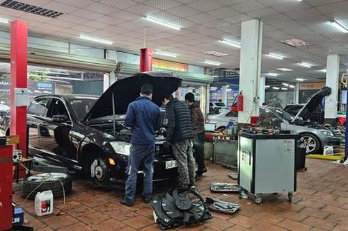 Garage ô tô bắt đầu ngừng nhận sơn sửa cận Tết