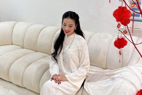 Phạm Hương trang hoàng căn biệt thự ở Mỹ ngập tràn không khí Tết