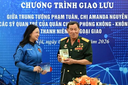 Cuộc gặp đầy cảm xúc của 2 thế hệ du hành vũ trụ người Việt