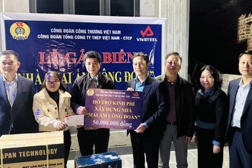 Bàn giao nhà và gắn biển 'Mái ấm Công đoàn' cho đoàn viên dịp Tết