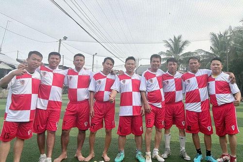 Sân bóng 5 giờ sáng