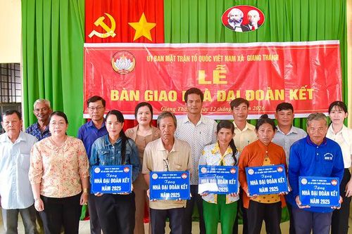 Xã Giang Thành bàn giao 5 căn nhà đại đoàn kết