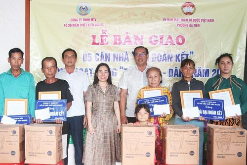 Bàn giao 5 căn nhà đại đoàn kết tại phường Hà Tiên