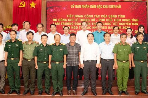 Phó Chủ tịch UBND tỉnh An Giang Lê Trung Hồ thăm, chúc tết tại đặc khu Kiên Hải