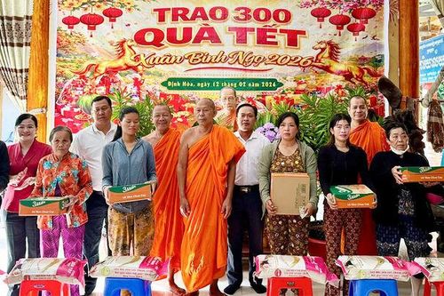 Hội Đoàn kết sư sãi yêu nước tỉnh An Giang trao 1.700 suất quà tết cho người dân