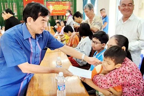 Trao 327 phần quà tết cho người dân xã Tri Tôn