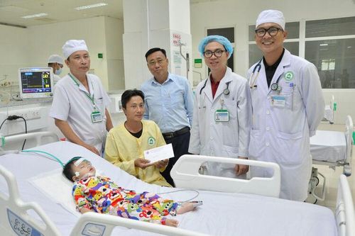 Trao 200 phần quà tết cho bệnh nhân nghèo đang điều trị tại bệnh viện