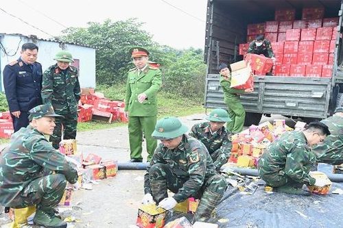 Tiêu hủy hơn 10,8 tấn pháo hoa nổ buôn bán trái phép