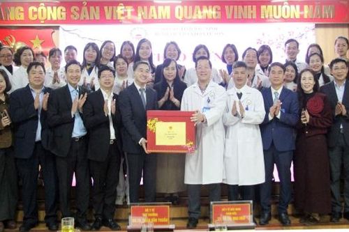 Thứ trưởng Bộ Y tế Trần Văn Thuấn chúc Tết và kiểm tra công tác y tế tại Bệnh viện Đa khoa Từ Sơn