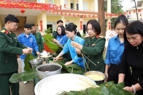 Tổ chức ngày hội bánh chưng xanh cho bộ đội đón Tết