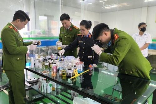 Bắc Ninh: Khởi tố 10 bị can trong đường dây sản xuất, buôn bán thực phẩm giả quy mô lớn