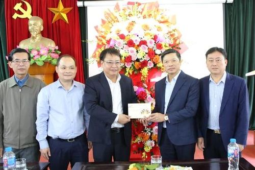 Phó Chủ tịch UBND tỉnh Đào Quang Khải chúc Tết Công ty Môi trường, Công ty Nước sạch Bắc Ninh