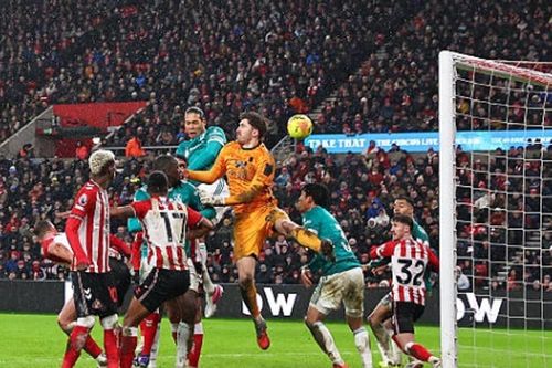 Van Dijk tỏa sáng giúp Liverpool hạ gục Sunderland để áp sát top 4