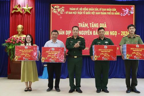 Thăm, tặng quà Tết cho người dân xã đảo Tân Hiệp