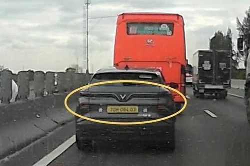 Nguy cơ va chạm từ đèn phanh xe điện: Những lưu ý quan trọng để lái xe an toàn