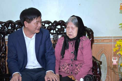 Phó Bí thư Thường trực Tỉnh ủy Lê Thành Đô chúc tết gia đình chính sách