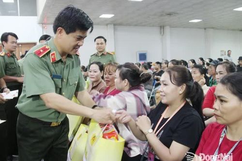 Công an Đồng Nai chung tay chăm lo Tết cho người dân