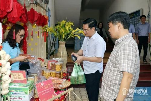 Công ty cổ phần Cấp nước Đồng Nai mở chợ Tết phục vụ người lao động