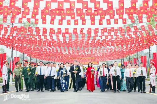 Đoàn đại biểu tỉnh Đồng Nai viếng Nghĩa trang liệt sĩ tỉnh tại phường Long Bình